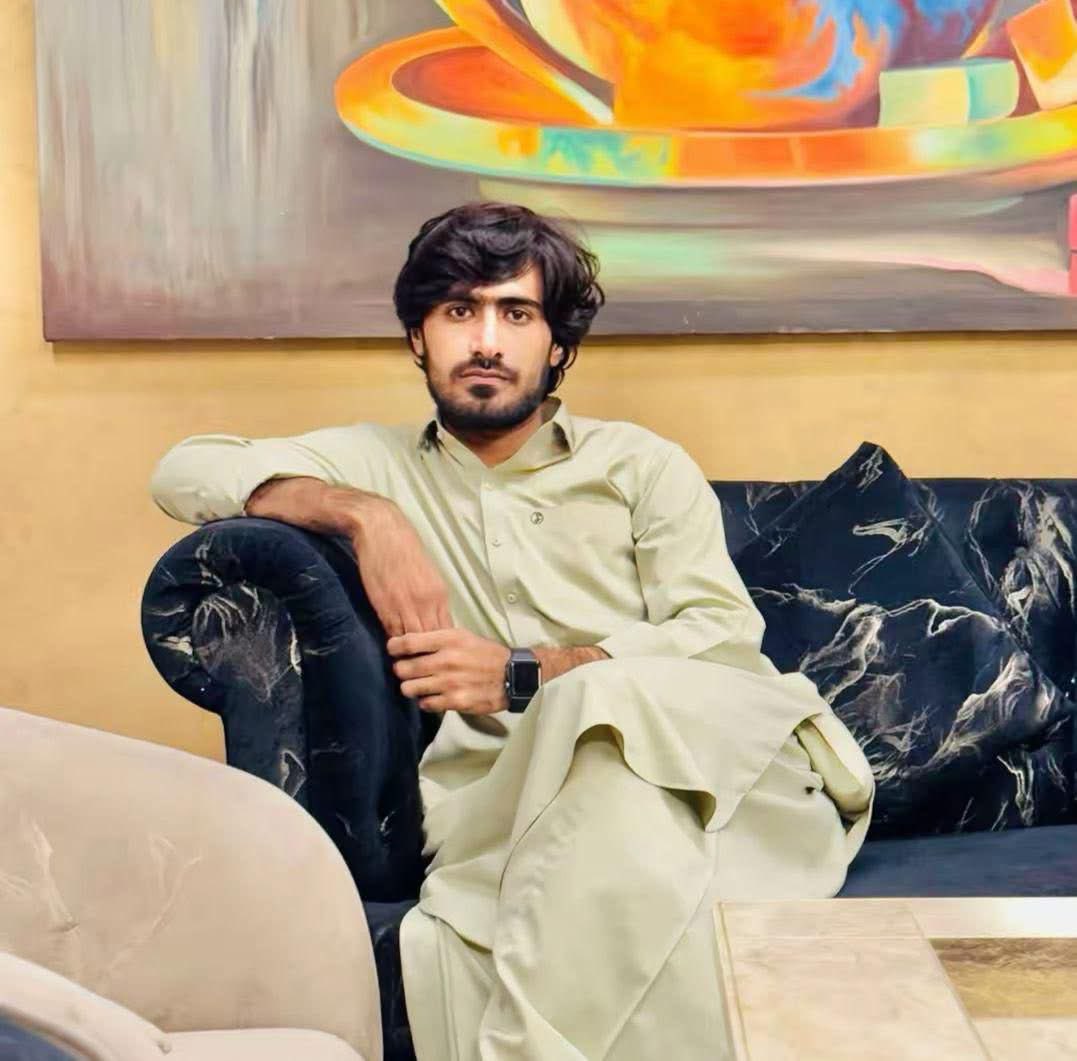 SHO #Rafaqat #ICT Police detained two baloch Students without warrant, right outside the courthouse of Capital .When the very grounds of justice can’t protect Baloch students in front of judiciary, what we expect from this #state ?