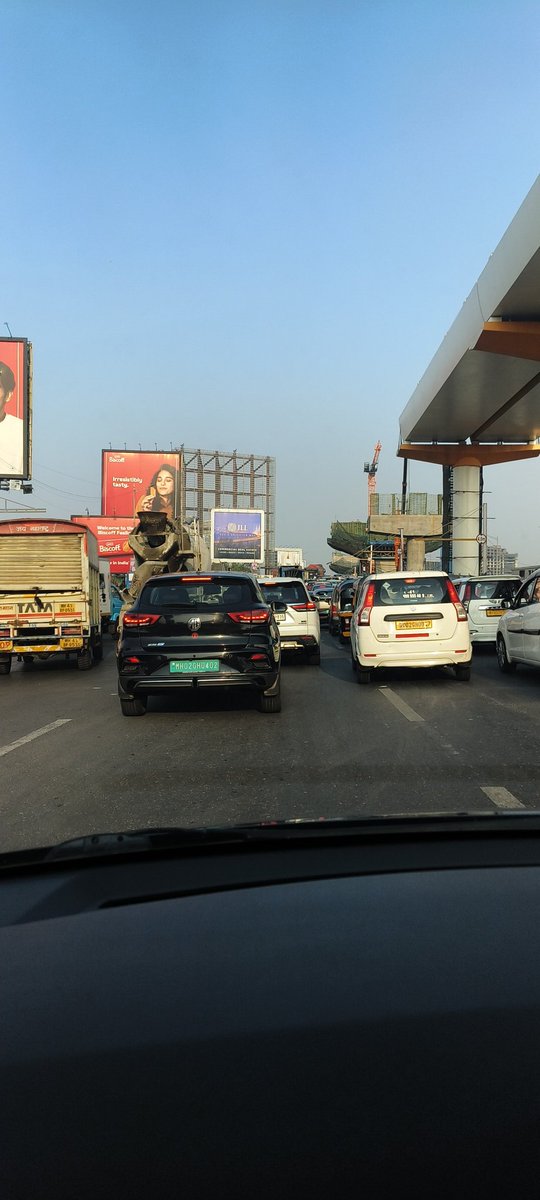At the end of coastal road, heavy traffic bumper to bumper at Bandra East at the end northward coastal road. <a href="/MumbaiPolice/">मुंबई पोलीस Mumbai Police</a> <a href="/MTPHereToHelp/">Mumbai Traffic Police</a>