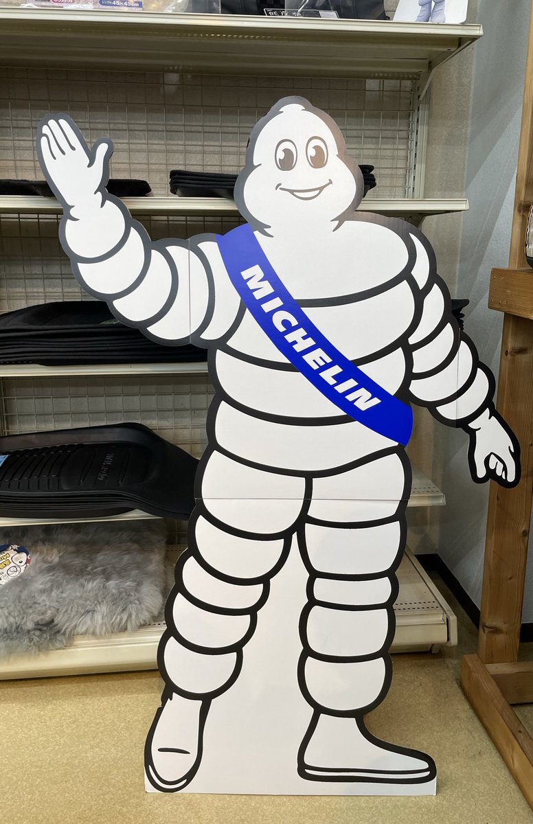 VEZELYouTube's tweet photo. 近所の車屋さんの店長が
冬タイヤのホイールは、黒でもシルバーでもなんでもいいけどピカピカのやつだけはやめとけといってました。
確かに汚ねぇとは思ってましたが笑
ピカピカしてるやつは夏に履けだそうです。

🙋‍♀️みなさまはどんなホイールはいてますか？ https://t.co/R4jCH1fzUz