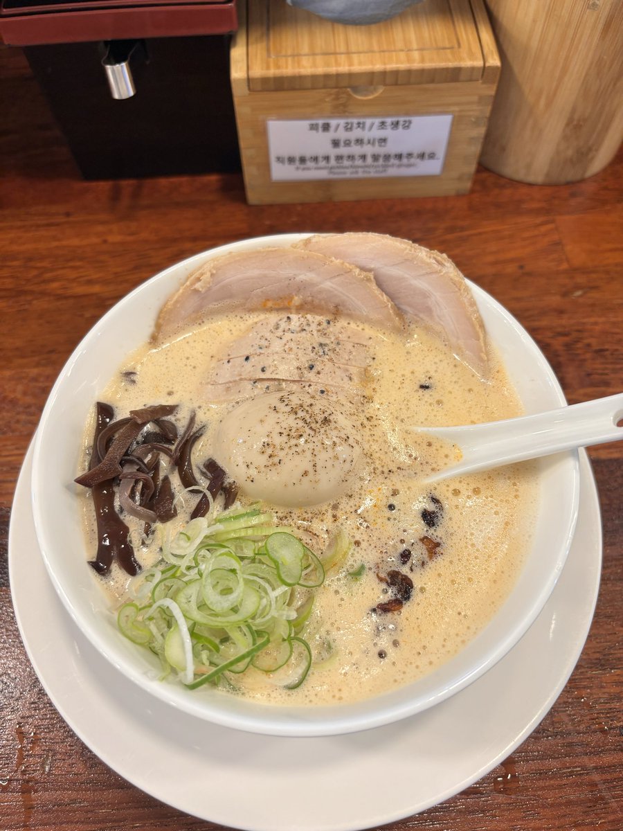 날 추워지니까 펄펄 끓는 국물만 먹고 싶음
순대국밥 쌀국수 그리고 찐한 라멘