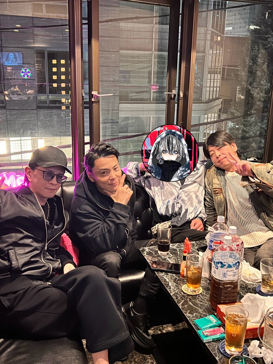 JOUEI_Sclaim's tweet image. 先日、都内某所にて、、

まさかの面子が集まった

バンド名は

「Chrono Sphere」

残念ながら今回はドラムのkyouちゃんは来れなかったけど

まさかね、こんな日がまた来るとは 笑

メチャクチャ久しぶりに会ったのに

全然久しぶりじゃない感覚

そしてみんな全然変わって無かった

嬉しい…