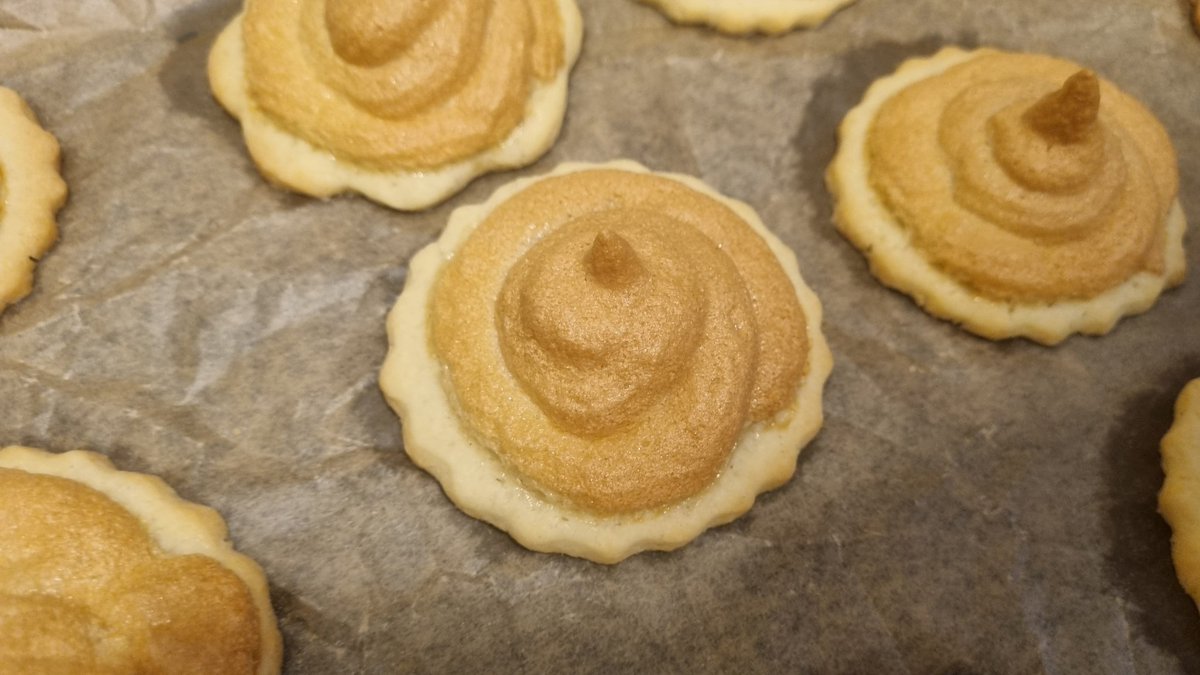Endlich Kackhaufen gebacken....ich mein Feenküsse xD
Die sind so lecker 😋