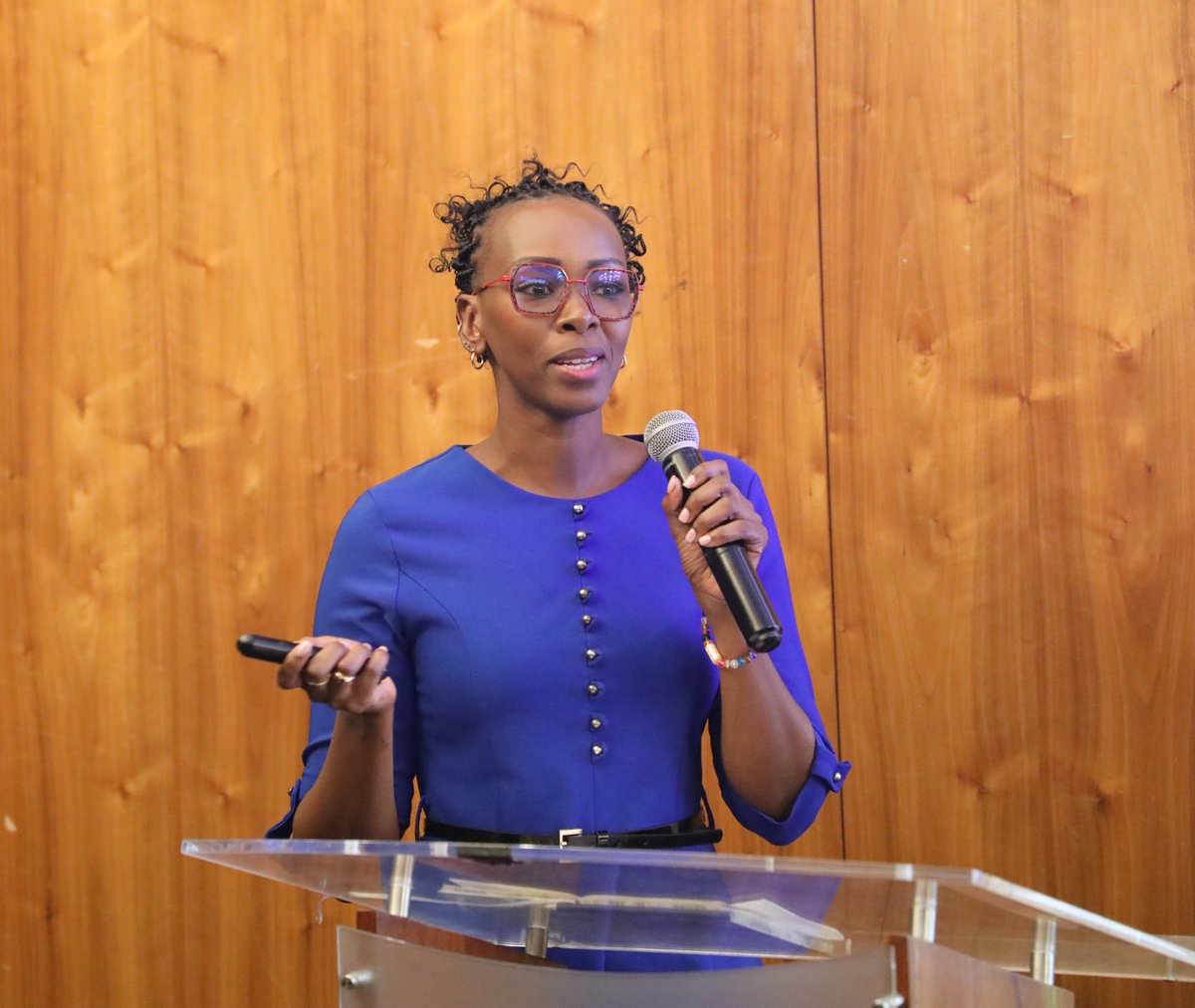 AUC_PAPS's tweet photo. Day 2⃣ – #APCAAC Capacity Building | Technical and Advocacy Core

Day 2 began with a recap of Day 1 by Dr. Kijala Shako, recognising participants' contributions and setting a positive tone for ongoing collaboration. 

This was followed by in-depth technical engagements including “Situating the #VancouverPrinciples within the #CAAC Agenda” by Mr John Kelei (@DallaireInst); a session on Mainstreaming Mental Health and Psychosocial Support (#MHPSS) into Child Protection Systems in Conflict-Affected Contexts led by Ms Ruth Maina and Ms Evelyn Matu (@treeofsmilesKe); and a critical discussion on Engaging Children from Conflict Settings, covering child participation and safeguarding within AU processes, facilitated by Ms. Yvonne Tagwireyi.

The morning concluded with Child Protection Advocacy and strategic mapping of advocacy entry points at the @_AfricanUnion , #RECs/#RMs, and #MemberStates, led by Dr Kijala Shako, emphasizing stakeholders' vital role in shaping coordinated continental action for children in situations of conflict.