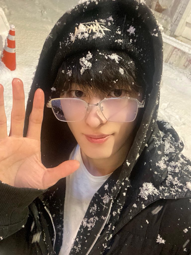 [#준호]
첫 눈❄️🤍

#NOMAD #노매드
#JUNHO #준호