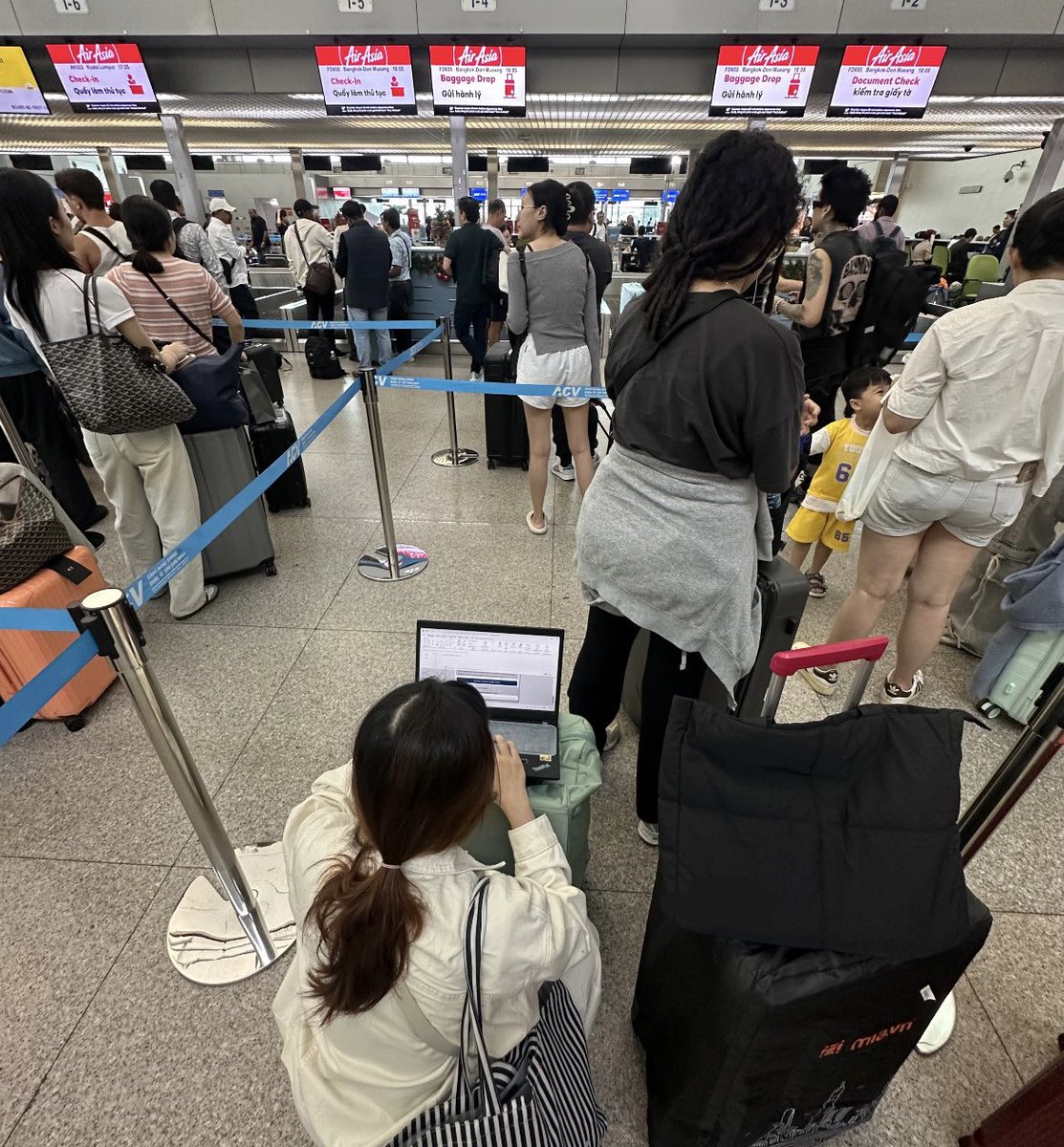 lylylota's tweet photo. POV: checking in for the flight to BKK to see @Kaosupassara9 and @janeeeyeh, but corporate said that: "not so fast gurl, open your laptop, we funded this trip and those tickets" 😇😇😇
#KaoJaneJaneKao #lovedesignseries #workslave https://t.co/A2ppFHbTJu