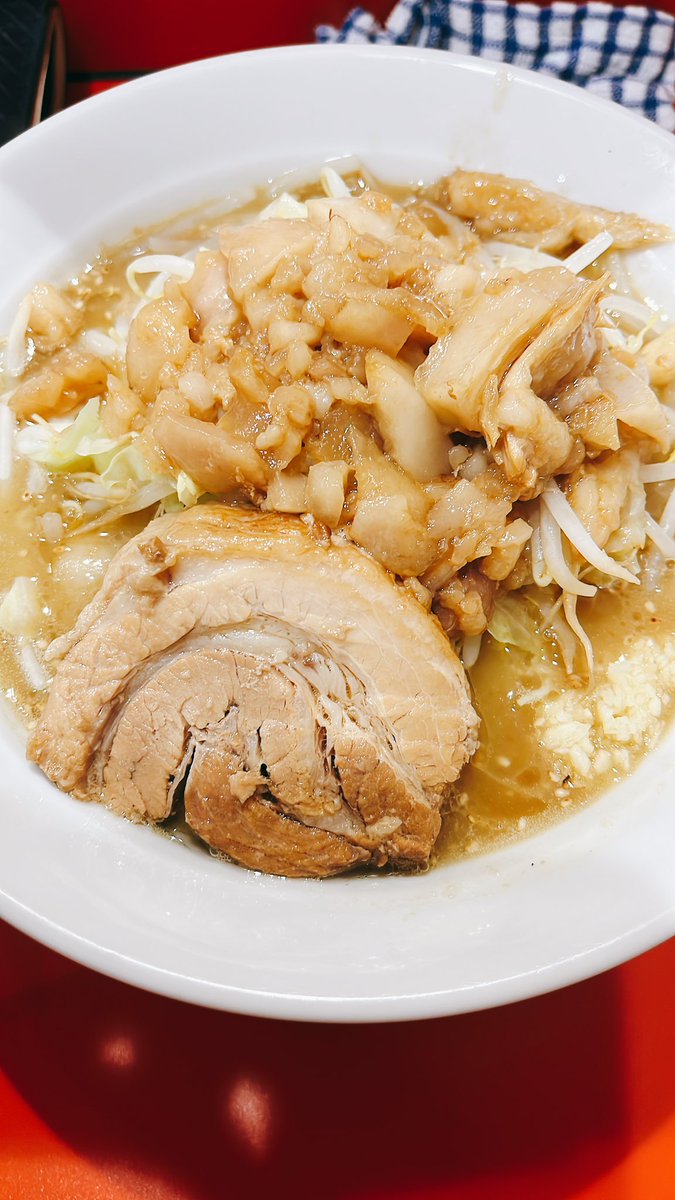 down_under1982's tweet photo. ノックアウト本店で塩ラーメンと手もみ麺

限定の塩ラーメンが食べたくて訪問
ゴワポキと噂の手もみ麺をチョイス

塩ラーメン美味すぎる
ただ塩っぽいだけの塩ラーメンと違って、クリーミーで旨味抜群
手もみ麺もゴワポキで美味い
次回もリピ確定
絶対塩ラーメンと手もみ麺、食べた方がいいです https://t.co/t9s0UYvjGR