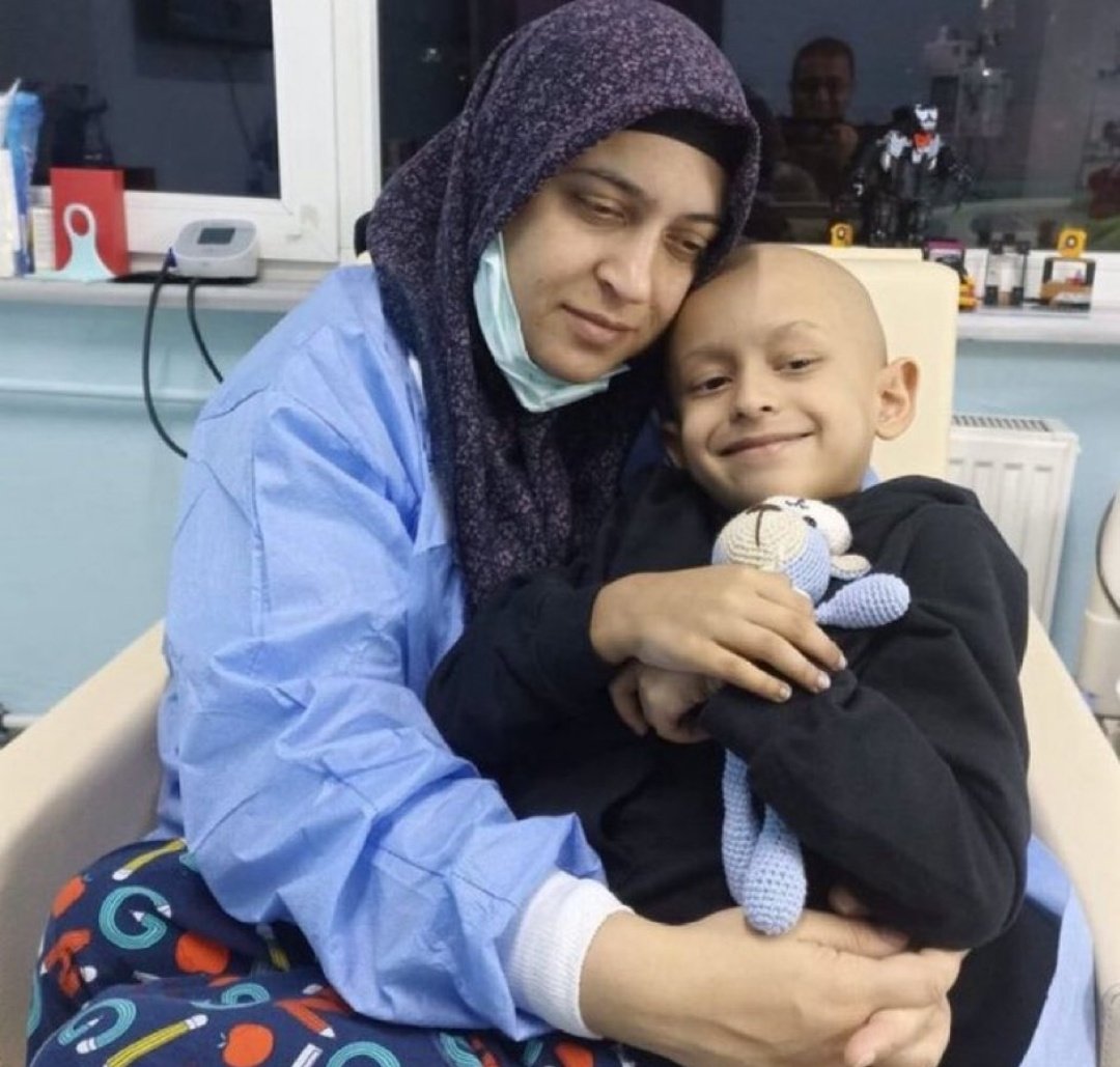 Yusuf Kerim Sayın, kanserle mücadele ederken annesine hasret kaldı. Annesi Gülten Sayın, haksız gerekçelerle cezaevindeydi. Yusuf son anlarında annesine kavuştu ama hayatını kaybetti. Annesi, oğlunun vefatından 9 gün sonra tekrar tutuklandı.
<a href="/myeneroglu/">Mustafa Yeneroğlu</a>