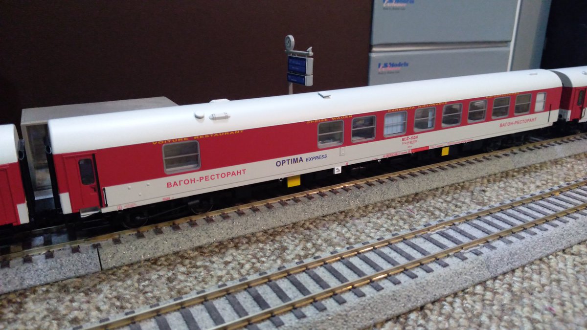 Yochan_Bahn's tweet photo. #memoba さんから着弾!
Optima Express" の食堂車とクシェット2両のセットです。佳き出来映え!あとは後ろに繋げる自動車輸送用車待ちです。
"Optima Express" - BDŽ WRme & BG-OTEX Bcm ×2
(ACME set 55344)
#東欧チャンピオンカーニバル
#欧州型H0よ
#OptimaExpress
#鉄道模型
#HOゲージ https://t.co/IoD3kM7GFC