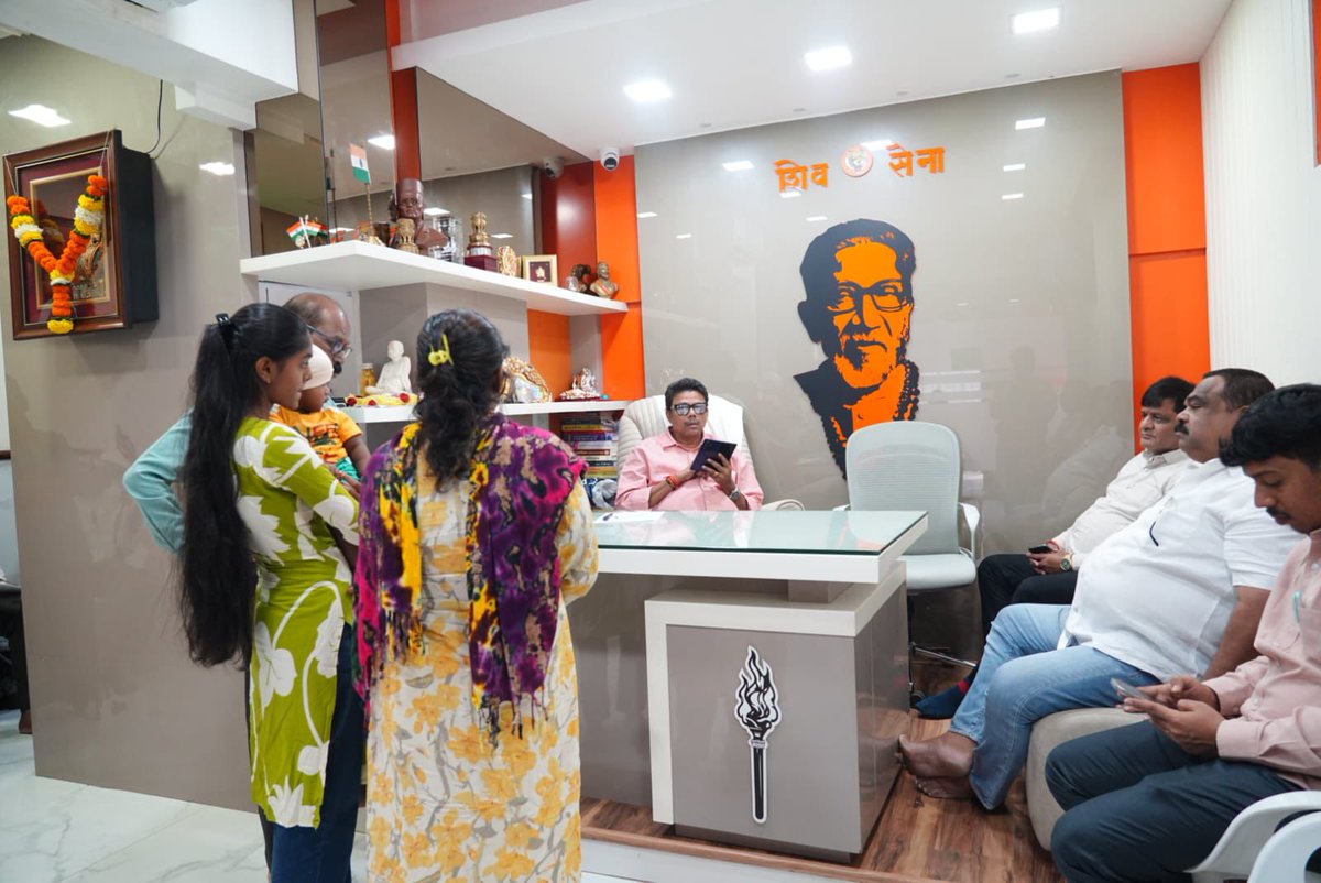 SunilRaut65's tweet photo. भांडुप गाव येथील माझ्या कार्यालयातील जनता दरबारात आलेल्या  सर्व जनतेचे प्रश्न समजून घेत त्यावर तोडगा काढण्याचा प्रयत्न केला.जनतेच्या समस्या सोडवणे हेच माझं प्रथम कर्तव्य आहे. 80 टक्के समाजकारण हीच हिंदुहृदयसम्राट बाळासाहेबांची शिकवण आहे ज्यावर माझे काम  अविरतपणे सुरू राहील! https://t.co/vc8CO73S9j