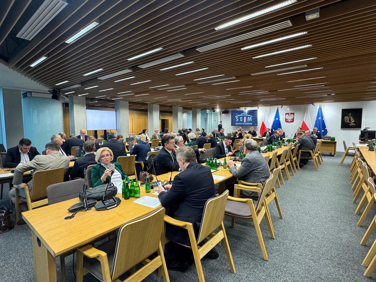 Dziś komisje sejmowe infr. i samorządu ter. pozytywnie zaopiniowały projekt <a href="/__Lewica/">Lewica</a> zakazujący sprzedaży mieszkań komunalnych z bonifikatą! Zasób komunalny to infrastruktura społeczna – lokale na dostępny wynajem nie powinny być prywatyzowane za 50, 10, a nawet 1% ich wartości!