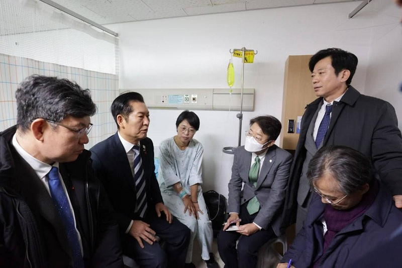 홈플러스 노동자들 정부·여당 믿고 27일만에 ‘무기한 단식’ 중단키로

민주당 “정부와 협력해 홈플러스 반드시 정상화”

vop.co.kr/A00001684085.h…