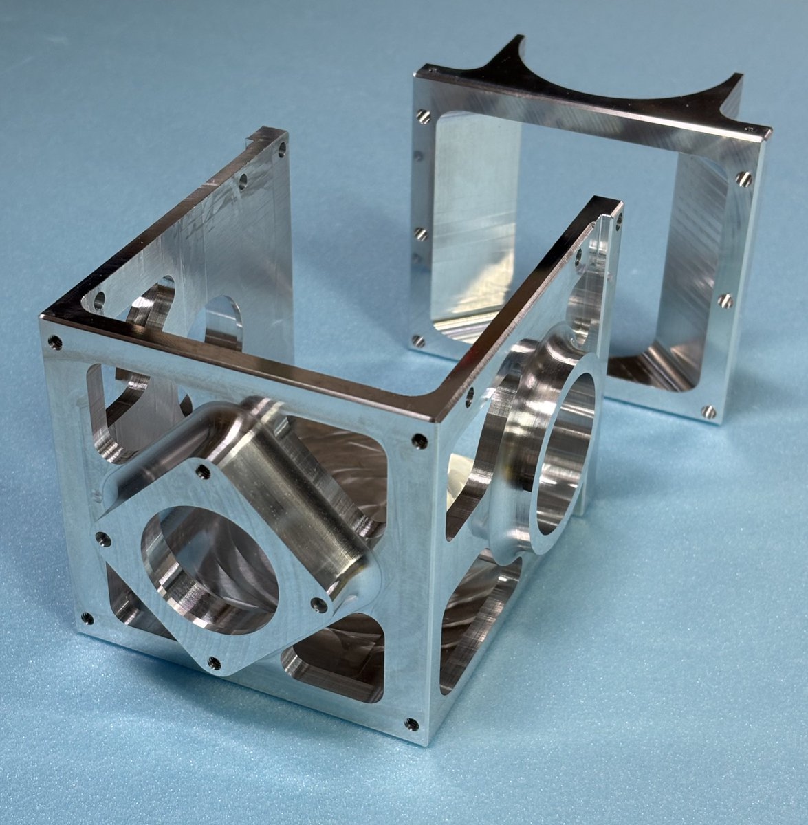 nu_aircraft's tweet image. 今年度の機体に使用するギアボックスの一部が届きました！
金属加工をしてくださった精器商会様・八伸工業様ありがとうございます！
これからも機体製作頑張っていきます💪

#AirCraft2026Pollux
#名古屋大学AirCraft