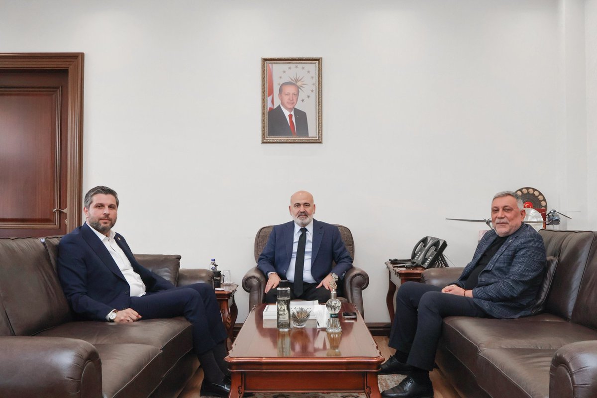 Elazığ AK Parti Milletvekili Sn. <a href="/mahmutnazirli/">Mahmut Rıdvan Nazırlı</a> ve Elazığ önceki dönem AK Parti İl Başkanı Sn. <a href="/serefyildirim23/">Şerafettin Yıldırım</a>’ü Bakanlığımızda ağırladık.

Ziyaretleri için teşekkür ediyorum. 🇹🇷