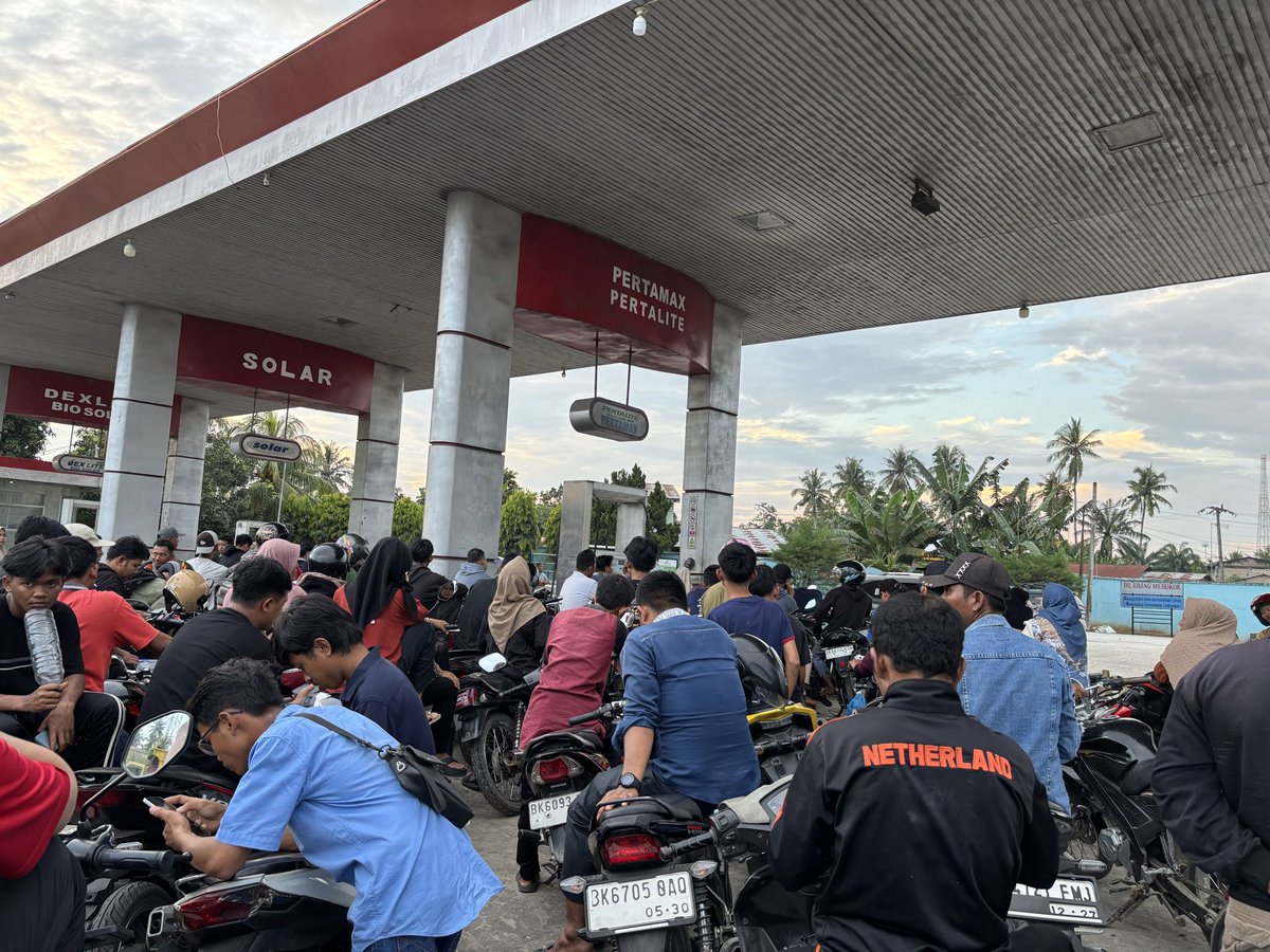 janugokil1's tweet photo. @pertamina Untuk di wilayah batubara daerah simpang gambus pasokan BBM belum kembali pulih pak, https://t.co/YCZmmXgR0h