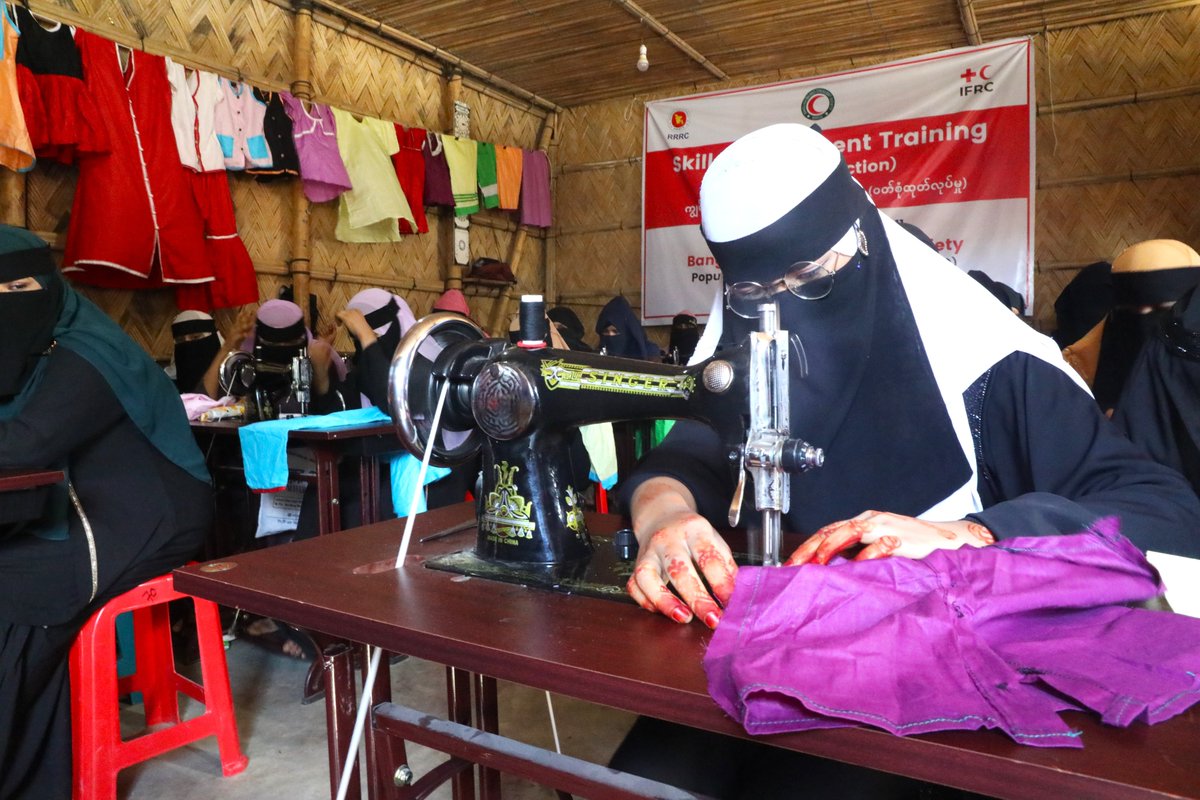 BDRCS1's tweet image. 👥 Over 1.1 million displaced Myanmar people live in the #CoxsBazar camps relying on humanitarian aid.
🤝With @ifrc support, @BDRCS1 is providing skills-based training such as:
🧵Tailoring
🔧Plumbing
🌱Homestead Gardening to move toward self-reliance.
#Livelihood #SkillsTraining