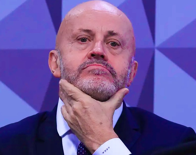 NewsLiberdade's tweet image. 🚨URGENTE - Lulinha, filho de Lula, teria recebido mesada  do “Careca do INSS”, segundo depoimento que a CPMI do INSS teve acesso 

Edson Claro afirmou, ao depor, que Lulinha recebeu 25 milhões, não sabendo em qual moeda, e depois valores mensais de R$ 300 mil.