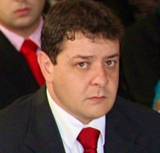 NewsLiberdade's tweet image. 🚨URGENTE - Lulinha, filho de Lula, teria recebido mesada  do “Careca do INSS”, segundo depoimento que a CPMI do INSS teve acesso 

Edson Claro afirmou, ao depor, que Lulinha recebeu 25 milhões, não sabendo em qual moeda, e depois valores mensais de R$ 300 mil.