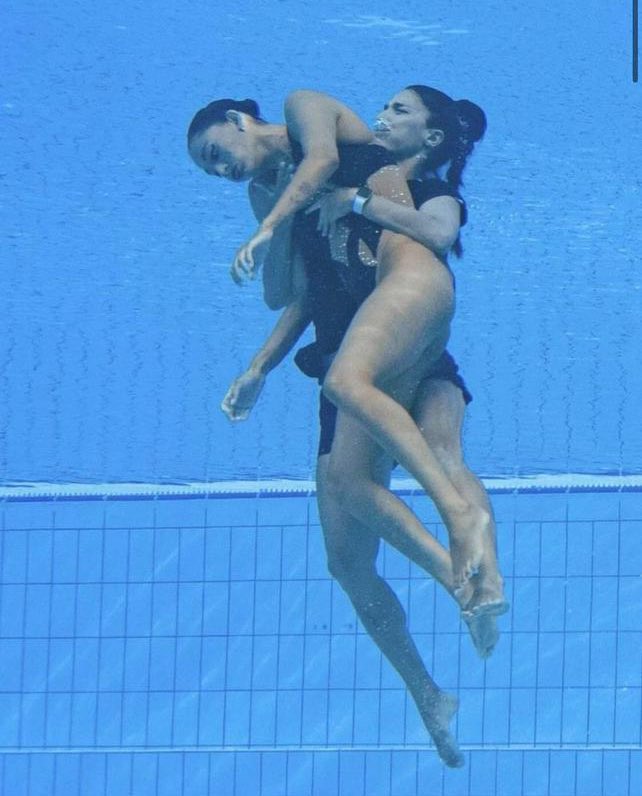 وصـفـتـهـا وكـالات الأنـبـاء الـعـالـمـيـة بـأنـهـا صـورة الـعـام 😱📸
اللاعبة الأمريكية أنيتا الفاريز تفقد وعيها تحت الماء خلال تقديمها لعرض في بطولة العالم للسباحة التوقيعية بالمجر لتقوم مدربتها بالقفز فورا في حمام السباحة لإنقاذها وسحبها للأعلى 👏❤️