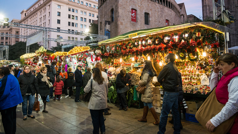 🎄Avui us recomanem anar a La Fira de Santa Llúcia, que torna a #Barcelona fins el 23/12!

Figures de pessebre, tions, arbres, ornaments i regals únics t’esperen 🌟

Passeja, mira, descobreix i prepara el Nadal!!

📸Ajuntament de Barcelona
 #InoutHostel #FiraDeSantaLlúcia