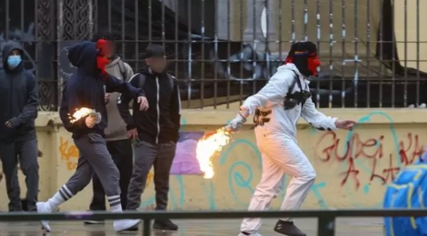 Identifican a dos profesores del Instituto Nacional que ayudaron a los alumnos a fabricar bombas molotov gamba.cl/2025/12/profes…