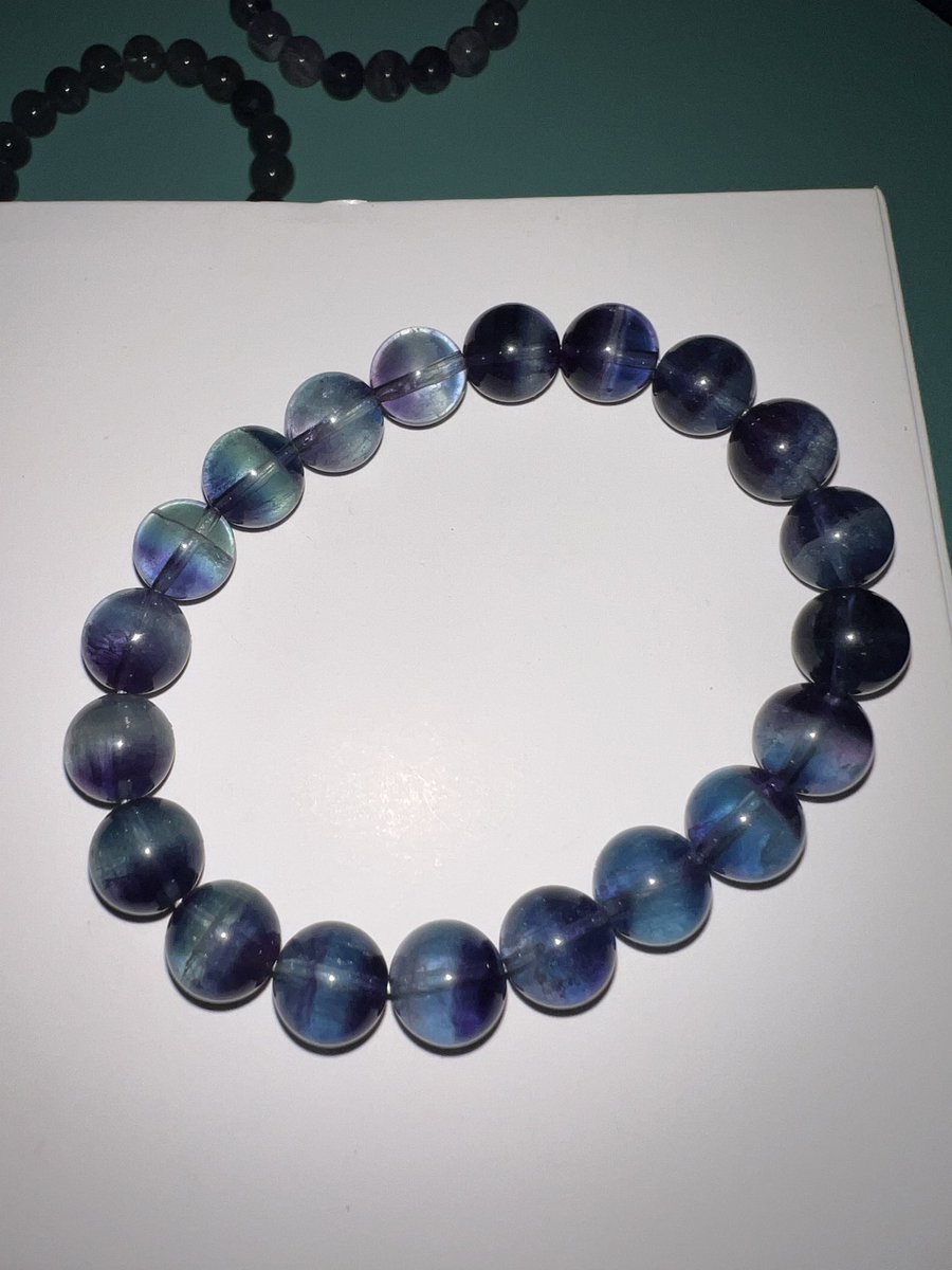 パワーストーンが止まらない☺️
今回はバイカラーフローライトです。
青と紫色で海の中のような輝きです。

青系が好きなのでこれもお気に入りです✨