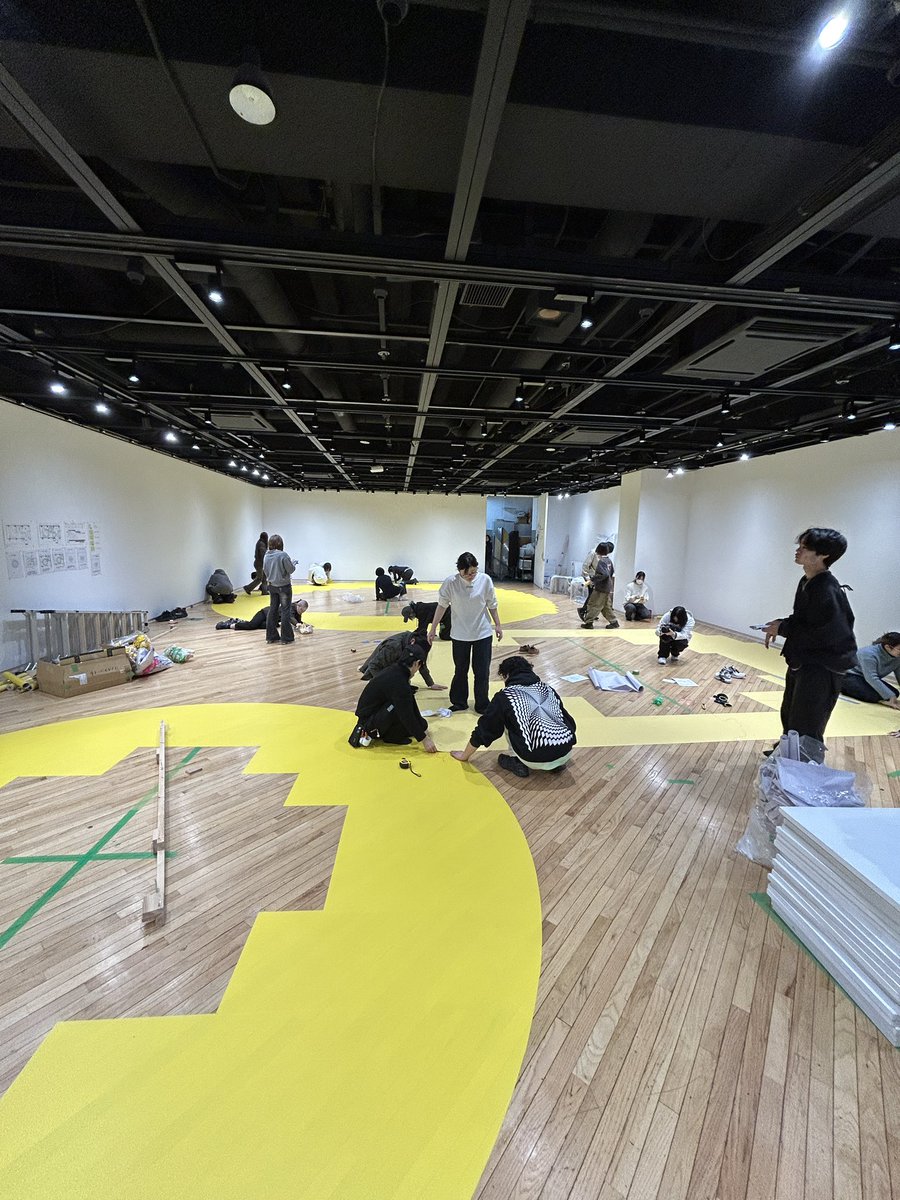 Hiyashinsuko's tweet photo. 設営初日。今週末12月6、7日は、毎年学生と作っている展示会、六本木アクシスギャラリーで、多摩美情デのできごとのかたち展です。
#dekikata2025 https://t.co/uhCHikluXS
