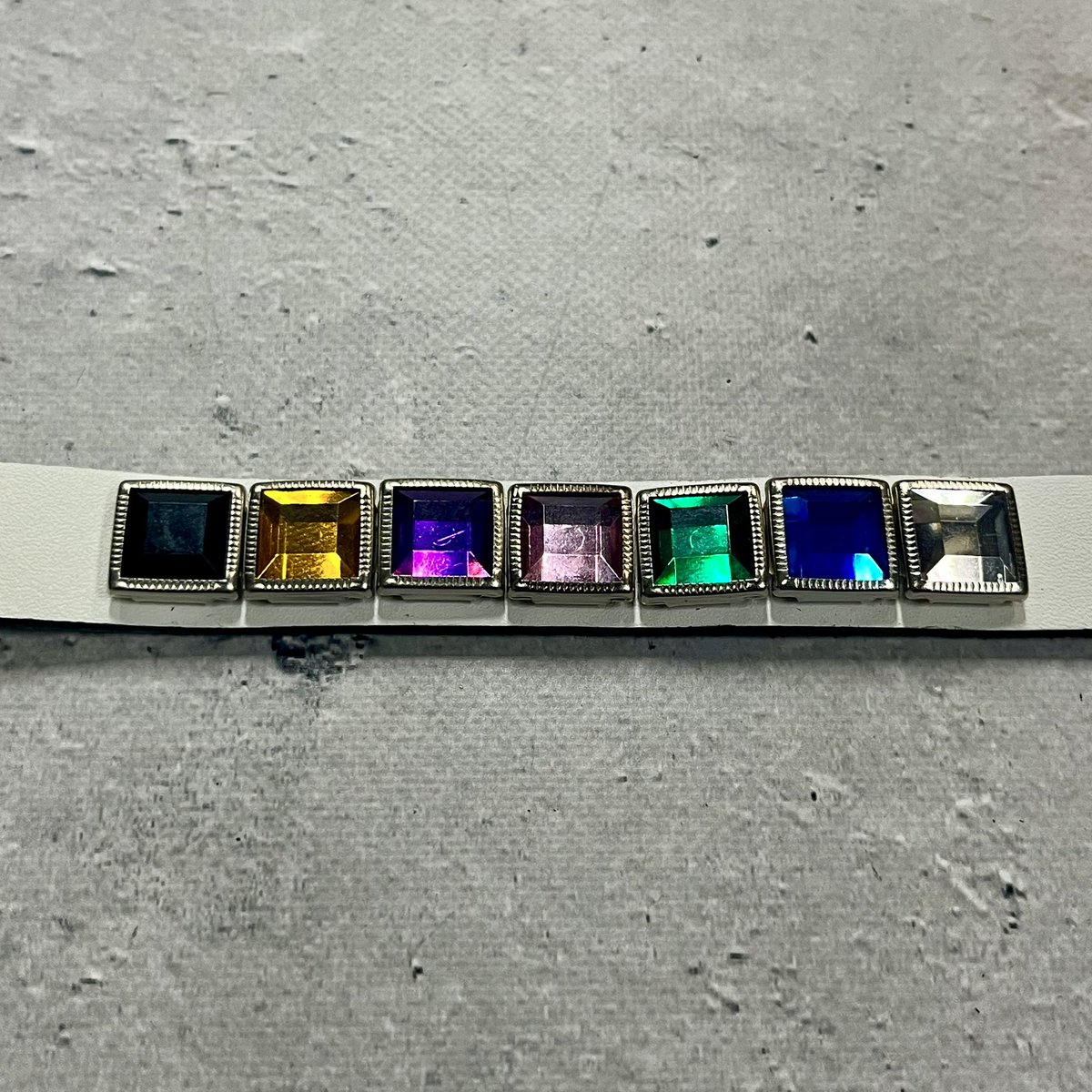 お客様オーダーの革幅18mmのレザーブレスレットです。13mmのスクエア