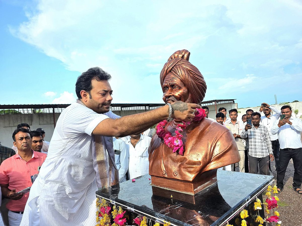 pushpendrampi's tweet photo. शिक्षा के सागर, संत परमपूज्य स्वामी ब्रह्मानन्द जी के 131वें जन्मोत्सव पर सादर कोटि-कोटि नमन।उनके आदर्श, शिक्षाएँ एवं मानव कल्याण की तपस्या युगों-युगों तक समाज का मार्गदर्शन करती रहें। 🙏
#swamibrahmananda 
@brijbhushanmla  @myogiadityanath @kpmaurya1 @narendramodi @AmitShah https://t.co/vcv0Xu6rlW