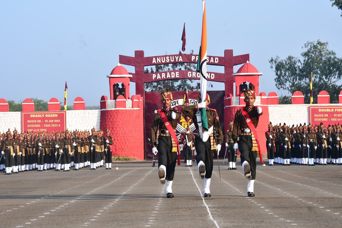 IaSouthern's tweet photo. “Passing Out Parade- #MaharRegimentCentre"
659 #Agniveers took oath to serve the nation as they crossed #AntimPag of training centre marching on regimental tunes. Commandant MRC reviewed the parade, commended the immaculate drill & turnout. Proud parents endowed with Gaurav Padak were delighted to witness their sons turn into Soldiers.
#SouthernCommand congratulates the Agniveers and their families. Their commitment, resolve and spirit of service embody India’s strength and reinforce the #IndianArmy’s drive to build a capable, motivated and future-ready generation of soldiers.
#Agnipath
#NationFirst
#DecadeOfTransformation
#IndianArmy
#SouthernCommand
@SpokespersonMoD
@HQ_IDS_India
@adgpi
@PRODefPune