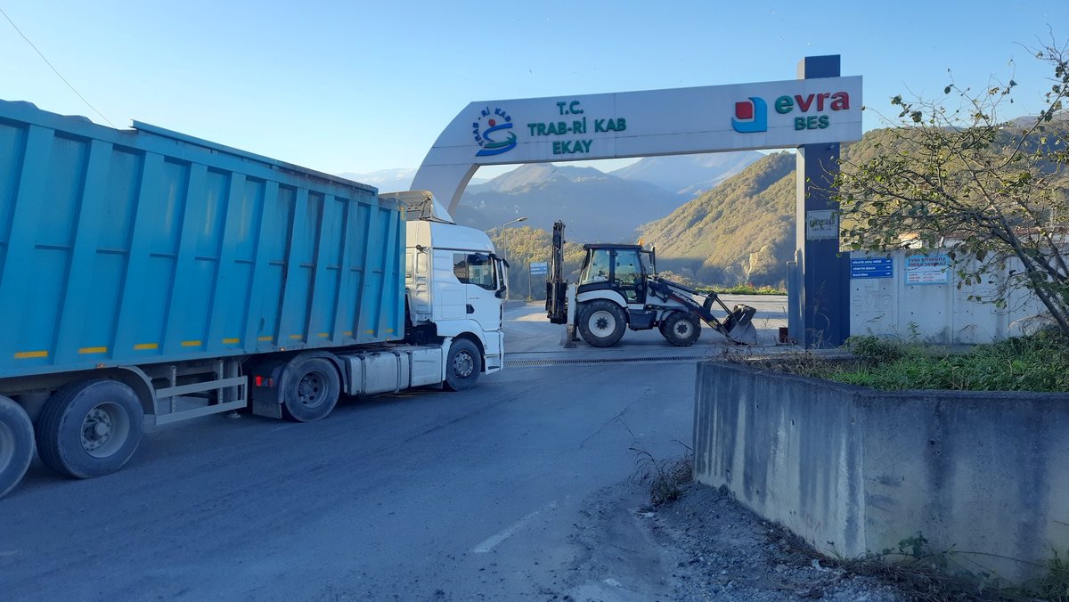 GKarafazli's tweet image. ARAKLI TAŞÖNÜ ÇÖP TESİSİNDE MAAŞ KRİZİ BÜYÜYOR: İŞÇİLER İŞ BIRAKTI kuzeyteve.com/arakli-tasonu-… #araklı #eylem #işçi #KRİZ #maaş #protesto #taşoren #İşçi-Sendika-Emek