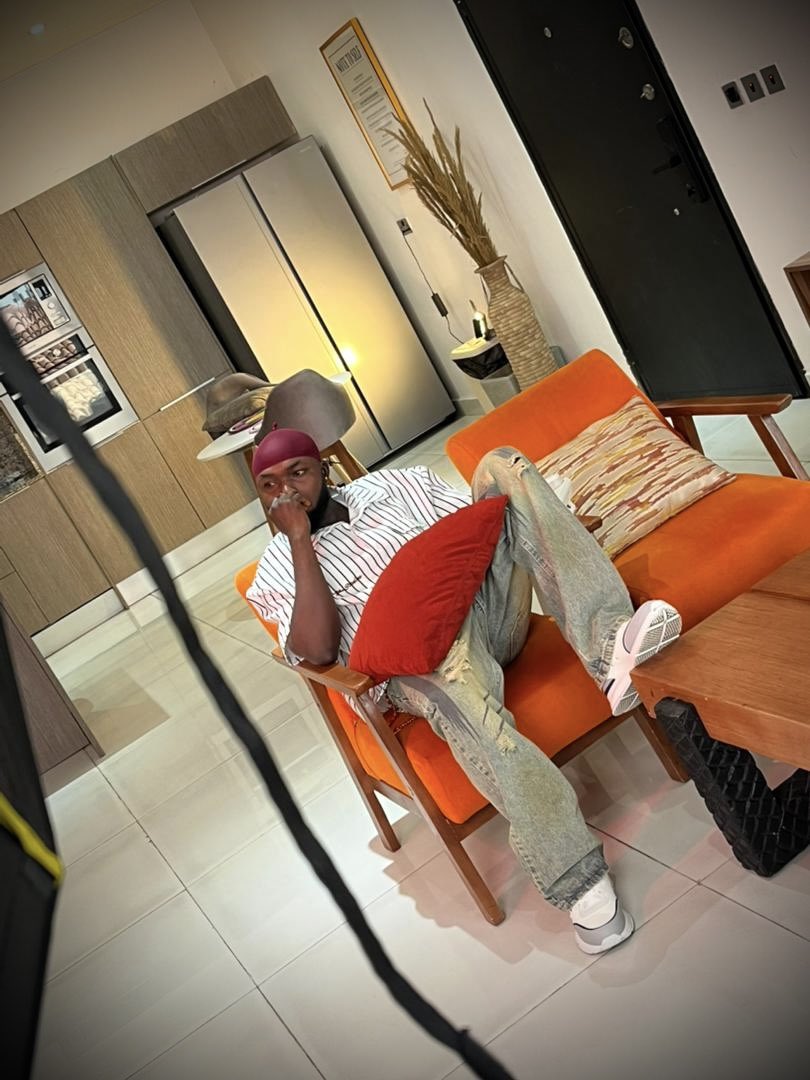 Germanimusic's tweet photo. Just 1 verse!!! Life changer..
The journey begins @davido @Olamide king 👑 makers .. https://t.co/s2FDjQuajt