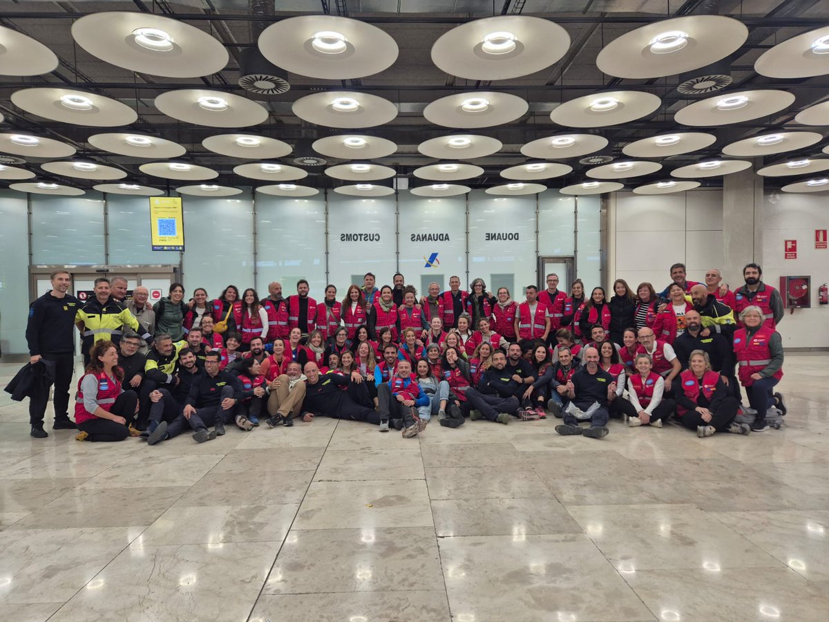 ¡Orgullo! Regresan a #Madrid nuestros compañeros del segundo grupo del equipo #START de <a href="/AECID_es/">AECID</a>. Semanas de trabajo intenso en #Jamaica, apoyando tras el huracán #Melissa 🌪️.
Han mantenido operativo el hospital de campaña para garantizar atención médica. ¡Bienvenidos a casa! 💙
