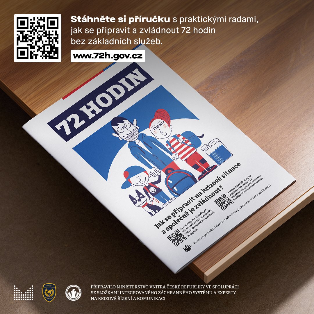 vnitro's tweet photo. 7️⃣2️⃣ HODIN

 @vnitro dokončilo distribuci 5,2 milionu příruček „72 hodin: Jak se připravit na krizové situace a společně je zvládnout“. Šlo o dosud největší kampaň státu zaměřenou na zvýšení připravenosti a odolnosti obyvatelstva. Distribuci zajistila @Ceska_posta_sp, která vyhrála otevřené výběrové řízení. Celkové náklady činily méně než čtyři koruny na domácnost.

Příručka přináší praktické a ověřené rady, které pomáhají zvládnout situace, jako jsou povodně, rozsáhlé požáry nebo výpadky služeb. Vznikla ve spolupráci 68 organizací – od @hasici_cr a dalších složek IZS přes univerzity až po odborné neziskové organizace.

👉 Na webu https://t.co/MvnfgFKj6a  si můžete ihned ověřit svou připravenost na krize. Najdete tam kontrolní seznamy základního vybavení, celou příručku v několika jazycích (včetně českého znakového) a také přehledné video návody, jak se na krizové situace připravit.
👉 Další informace včetně často kladených dotazů najdete v tiskové zprávě na https://t.co/jp2LdOAtM5

🆘 Zároveň připomínáme, že pravidlo 72 hodin platí jen pro situace bez přímého ohrožení života. Pokud jde o nehodu, úraz nebo akutní zdravotní potíže, pomoc složek IZS přichází rychle.