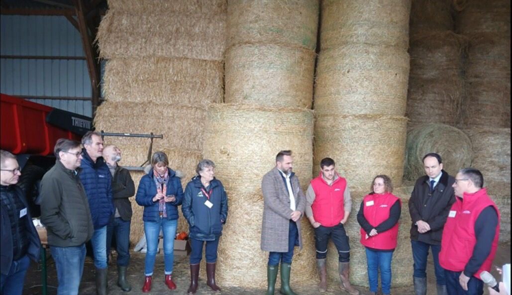 Pour Les Fermes ouvertes en #Mayenne : visite du Gaec du Fretay à Gesnes avec <a href="/76sebwin/">Sébastien Windsor</a> President <a href="/ChambagriFrance/">Chambres d'agriculture France</a> pour soutenir l' agriculture.
L'occasion pour les citoyens de prendre conscience du quotidien agricole.
