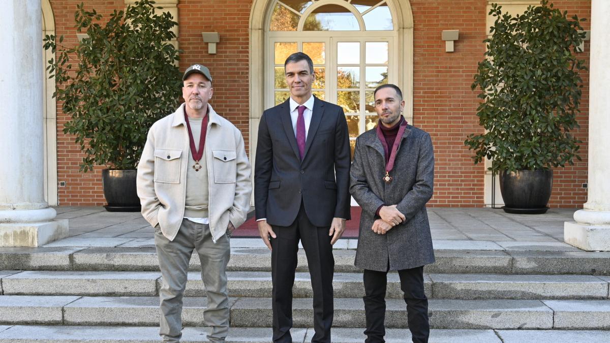 'SFDK en la casa... del presidente': Zatu y Acción Sánchez, condecorados con la Orden de Alfonso X 

Por <a href="/anton_parada/">Antón Parada</a>

👉 dozz.es/lrb7e3 👈