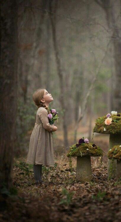 سافرتُ لا قلبي ولا شِعري معي
حتى ابتساماتي نسيتُ وأدمعي

 مصفرّةٌ بالجَدب ..  كلُّ ملامحي
ضاعتْ  بوعثَاء الطّريقِ  المُوجعِ

واليوم  " ها أنذا  " أعودُ  وأرتمي
في ظلّ سَعفك ِ فاغمريني وازرعي

يا عينَ هذي الأرض : إنِّي نبتةٌ
رغم اشتدادِ الريحِ بي  لم أُقلَعِ

فتدفقي حولي لأبسُقَ