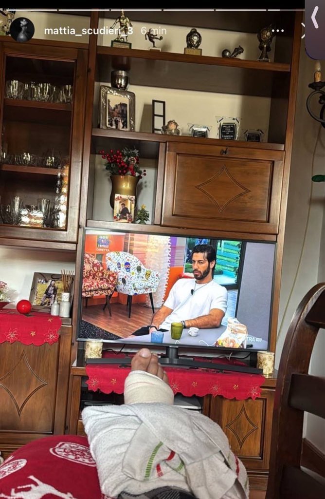 iosonomartix's tweet image. ma mattia sta guardando il suo fidanzato alla tv💜
#mamer