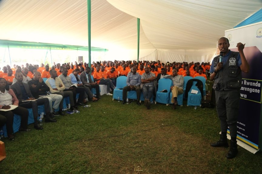 GatsiboDistrict's tweet photo. @RichardGasana @RwandaLocalGov @RwandaEast @CNkulikiyinka @SiboSaidi @sekanyangeJL @MUKAMANAMarcel1 @RadioNyagatare @RwandaGender @GenderMonitorRw Umuyobozi wa @RIB_Rw  mu Karere n'Umunyamabanga Nshingwabikorwa wa Benishyaka batanze ikiganiro cyo kurwanya no gukumira ihohotera rishingiye ku gitsina n'icuruzwa ry'abantu. #TwubakeUmuryangoUziraIhohotera. https://t.co/hS9SMkLa0c