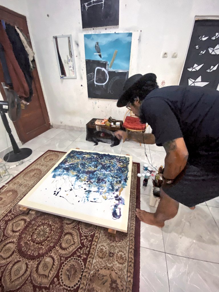 Istirahat dulu, nanti malam dilanjut lagi sebentar.
Tetap pada kewajiban untuk mencari nafkah bagi keluarga dan orang-orang terdekat dulu.
Karya ini tentu berarti banyak hal baik untuk saya sekeluarga dan untuk seseorang yang akan memajangnya di ruang terbaiknya nanti.