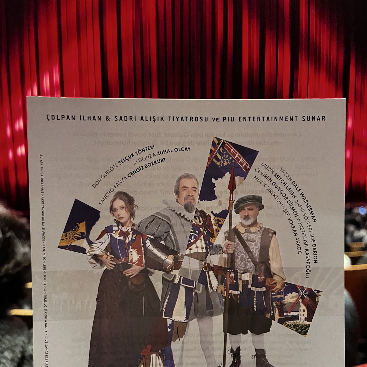 yatirimci_coder's tweet image. Dün gece Zorlu&apos;da Işıl Kasapoğlu rejisiyle izlediğimiz Don Quijote, Picasso&apos;nun o dahiyane minimalizminin aksine, sahneyi boğan dekor yığınları ve kakofoniyle yaratılmış pahalı bir kitsch abidesiydi.

Che Guevara&apos;nın veda mektubunda “topuklarımda hissettiğim” dediği o…