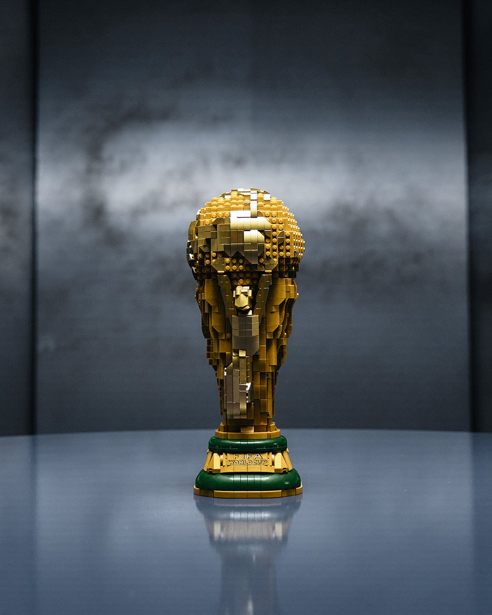 idextratime's tweet image. 🚨 NEW : LEGO akan menjual merchandise resmi Trofi Piala Dunia FIFA pada bulan Maret 2026 yang dibanderol dengan harga $179,99 (Rp3 juta) saja. 🤩