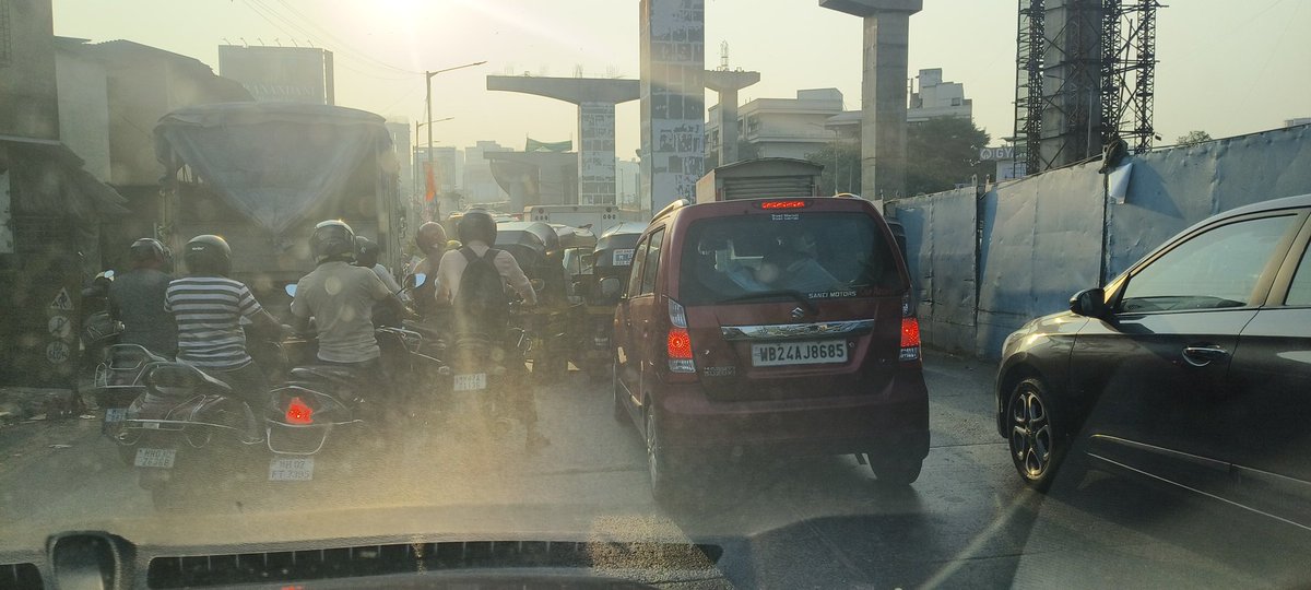 Bumper to bumper traffic at Jogeshwari East flyover <a href="/MumbaiPolice/">मुंबई पोलीस Mumbai Police</a> <a href="/MTPHereToHelp/">Mumbai Traffic Police</a>