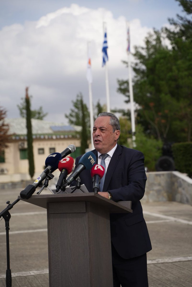 Τελέστηκε σήμερα ο επίσημος εορτασμός της Προστάτιδας του Πυροβολικού Αγίας Βαρβάρας. 
Στον χαιρετισμό που εκφώνησε ο Υπουργός Άμυνας <a href="/PalmasVasilis/">Vasilis Palmas</a> εξέφρασε την  ικανοποίησή του στις γυναίκες και τους άνδρες του Πυροβολικού της @NationalGuardCy για την πιστή εκτέλεση των