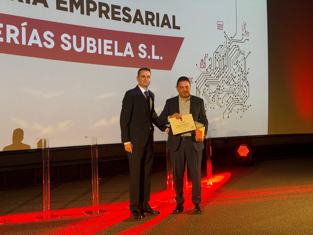 🏆DG Industria, Julio Delgado, participa en X #Gala <a href="/paternaempresas/">Ciudad de Empresas</a> que reconoce esfuerzo #empresarios que impulsan la economía local y ha hecho entrega del reconocimiento Trayectoria Empresarial a Carrocerías Subiela.
👏Enhorabuena a todos los premiados !
@canomarian <a href="/asivalco/">EGM Asivalco-Fuente del Jarro</a>