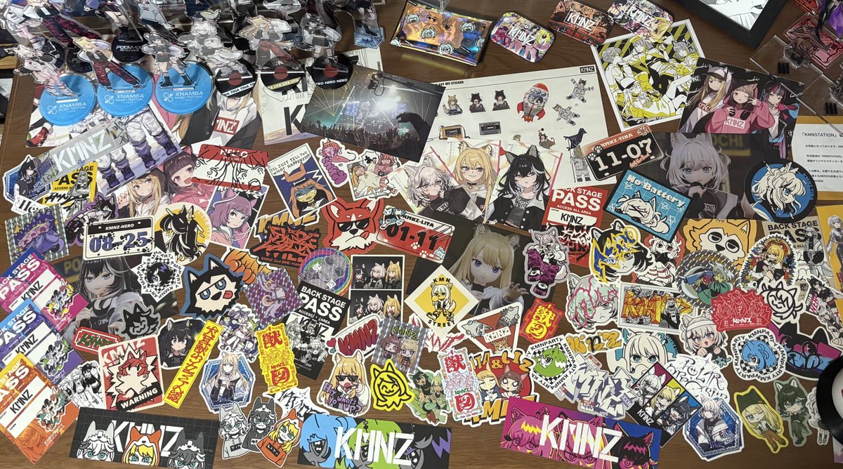 こだわりポイント⑦ 最後は、 デスクに散りばめられたステッカー