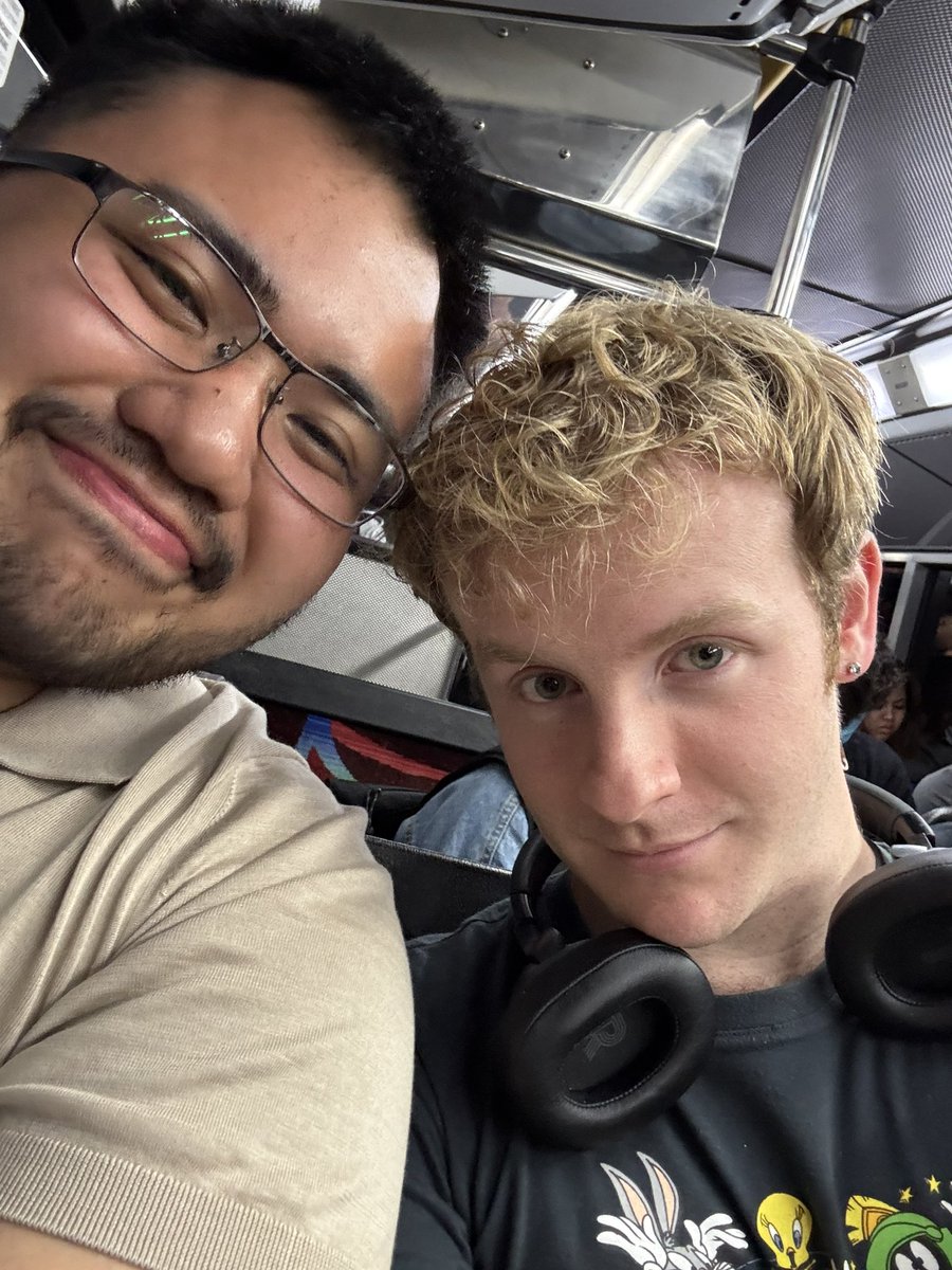 oomfing out on the melbourne skybus <a href="/jacksonlone/">jackson…</a>