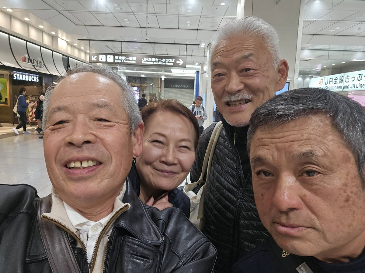 Robo203's tweet photo. みんな写真映りがめっぽう悪いけど、ホントはそれなりに修羅場をくぐり抜けたカッチョいい輩なんだぞ。バシがオーストラリアから一時帰国したんで、八重洲口の飲み屋でぺちゃくちゃ。同級生の喋り足りない��会でした〜(^o^; https://t.co/83lVwHIybj