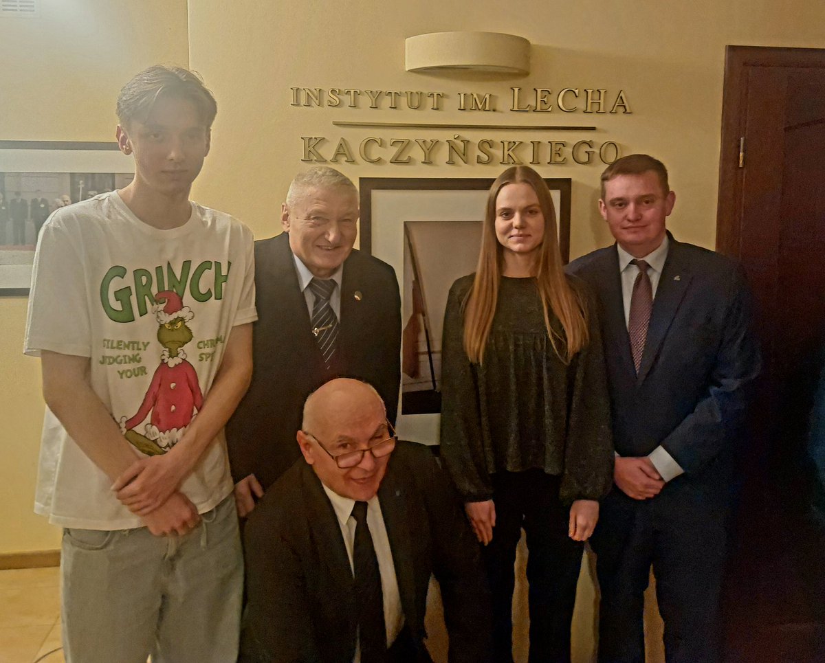 Wczoraj mieliśmy okazję wziąć udział w wykładzie p. Władysława Bieniasa nt. postaci Marii Pileckiej - żony rtm. Witolda Pileckiego oraz jej działalności w Towarzystwie Przyjaciół Dzieci Ulicy 🇵🇱 

Bardzo dziękujemy Instytutowi im. Lecha Kaczyńskiego za zaproszenie! 🤝🏻