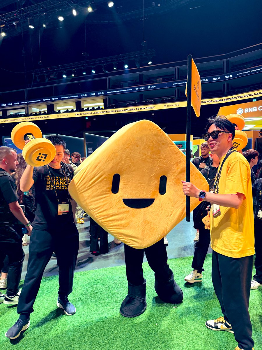 在迪拜的币安活动现场，奇妙的网友见面环节，平时在网上互不相识，线下见面突然都变成兄弟了，大家真人都比头像正常，也比在推上看起来友善哈哈哈
#BinanceBlockchainWeek
