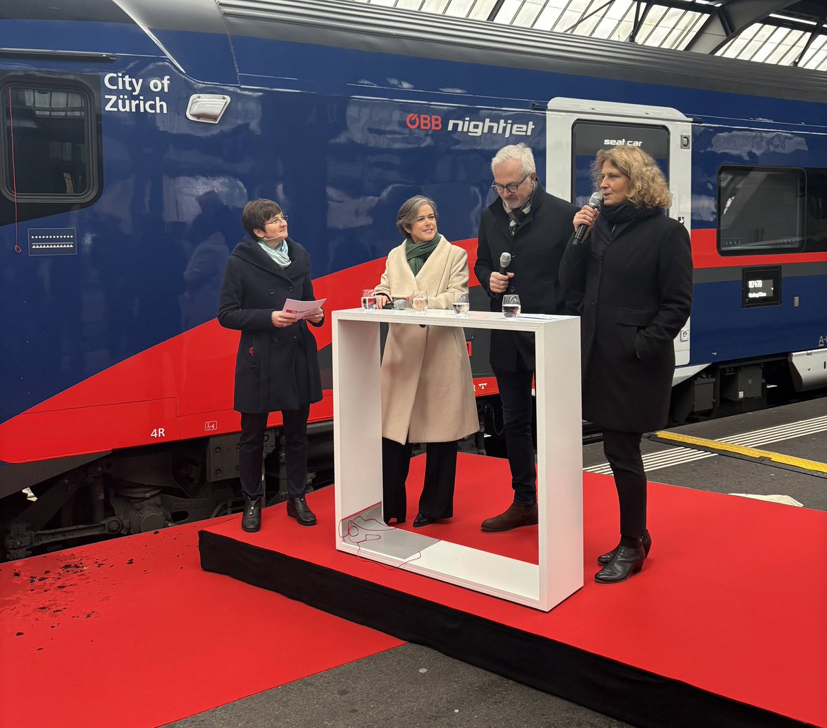 Schweiz 🇨🇭 Premiere für die Nightjets der neuen Generation: <a href="/sbbnews/">SBB Medienstelle</a> &amp; <a href="/unsereOEBB/">ÖBB</a> bringen einen neuen Level an Komfort auf Schiene 🚅

Mehr Infos: 
news.sbb.ch/medien/artikel…
#oebb #sbb #nightjet #nighttrain